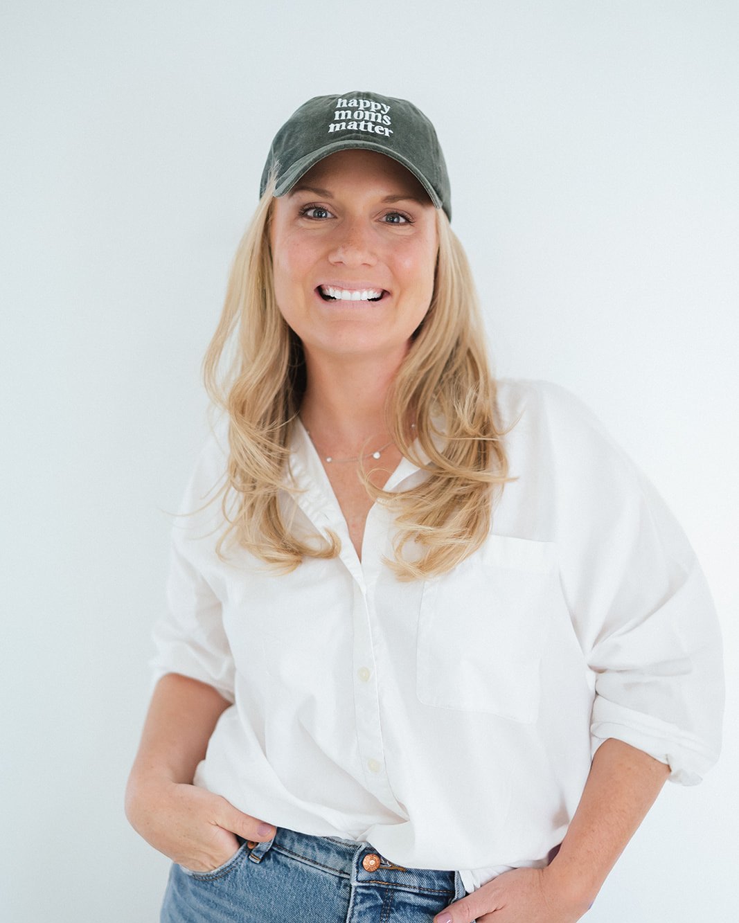 Caitlyn Skolnick in a happy moms matter cap — postpartum anxiety and depression therapy in New Jersey